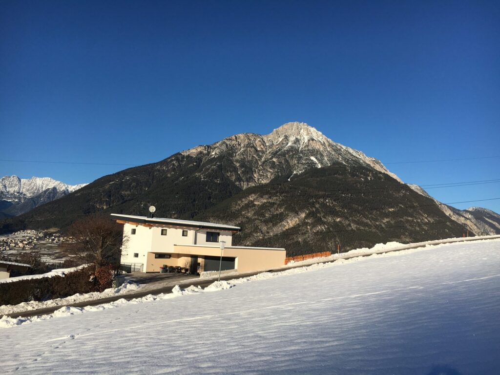 Apart Bergliebe am sonnigen Hang im Winter mit Bergpanorama