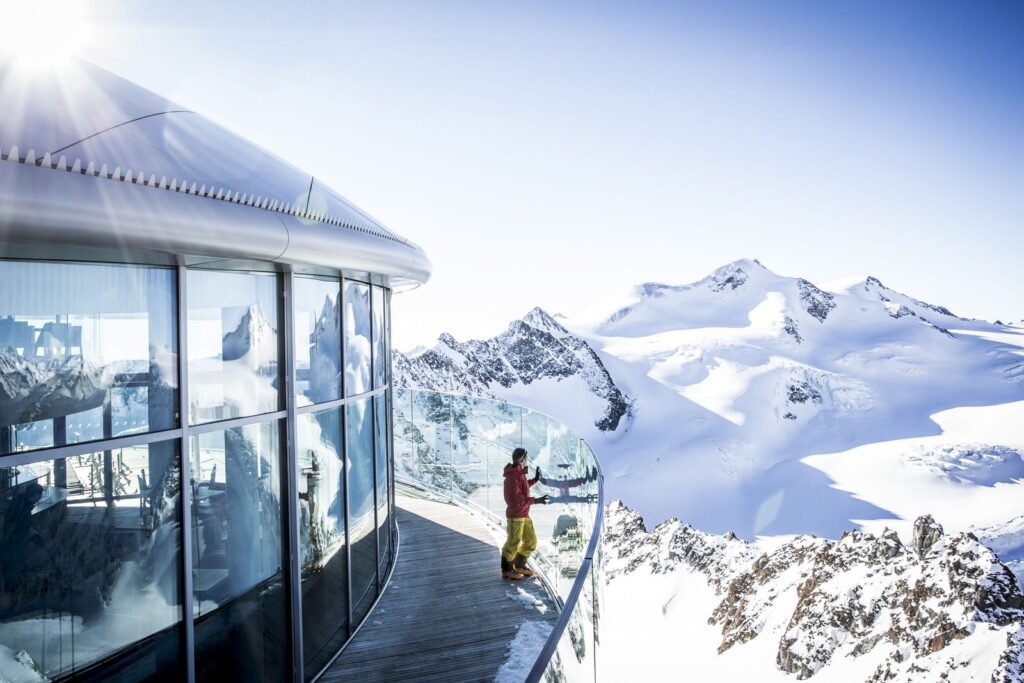 Aussichtsterrasse am Café 3.440 mit Blick auf die Gletscherwelt
