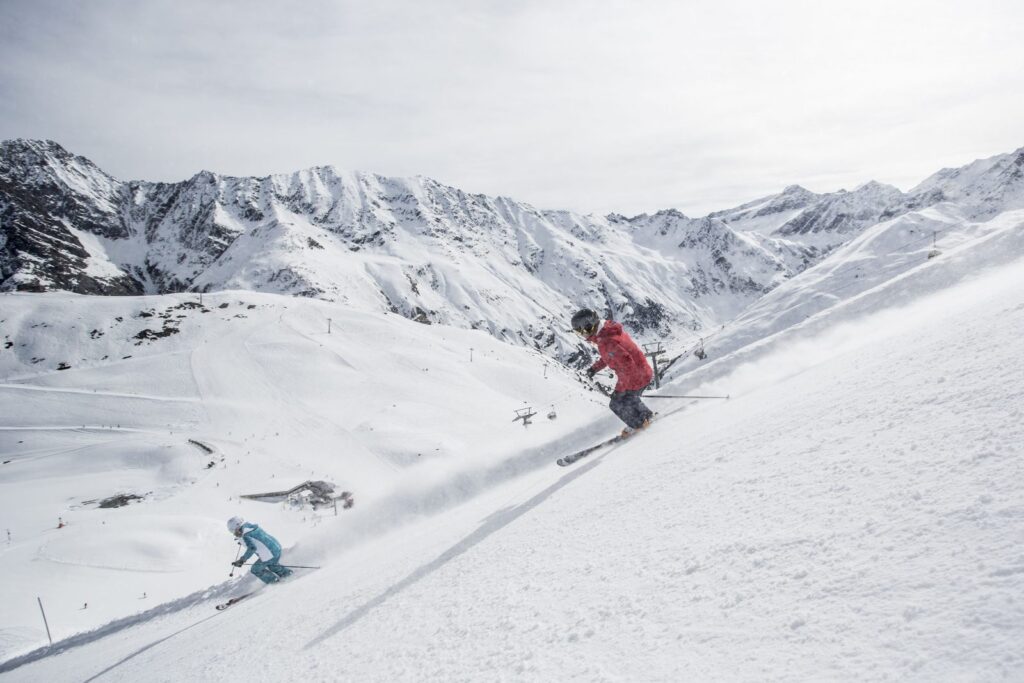 Familie beim Skifahren am Hochzeiger