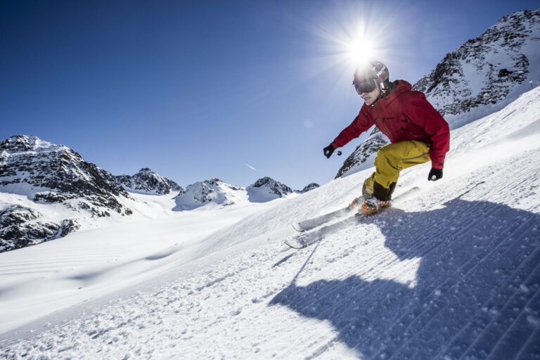 Skifahrer bei Sonnenschein am Hochzeiger