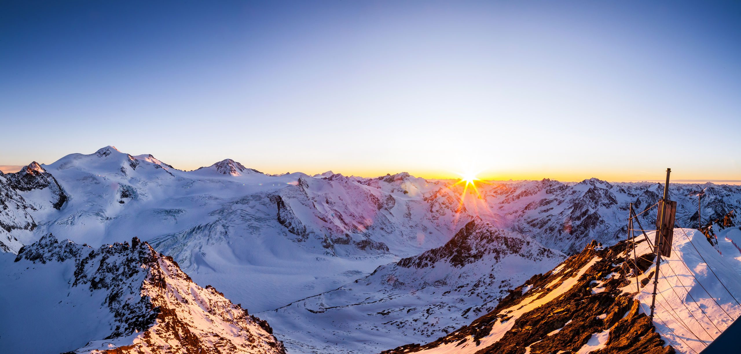 Sonnenaufgang über den verschneiten Gipfeln am Pitztaler Gletscher