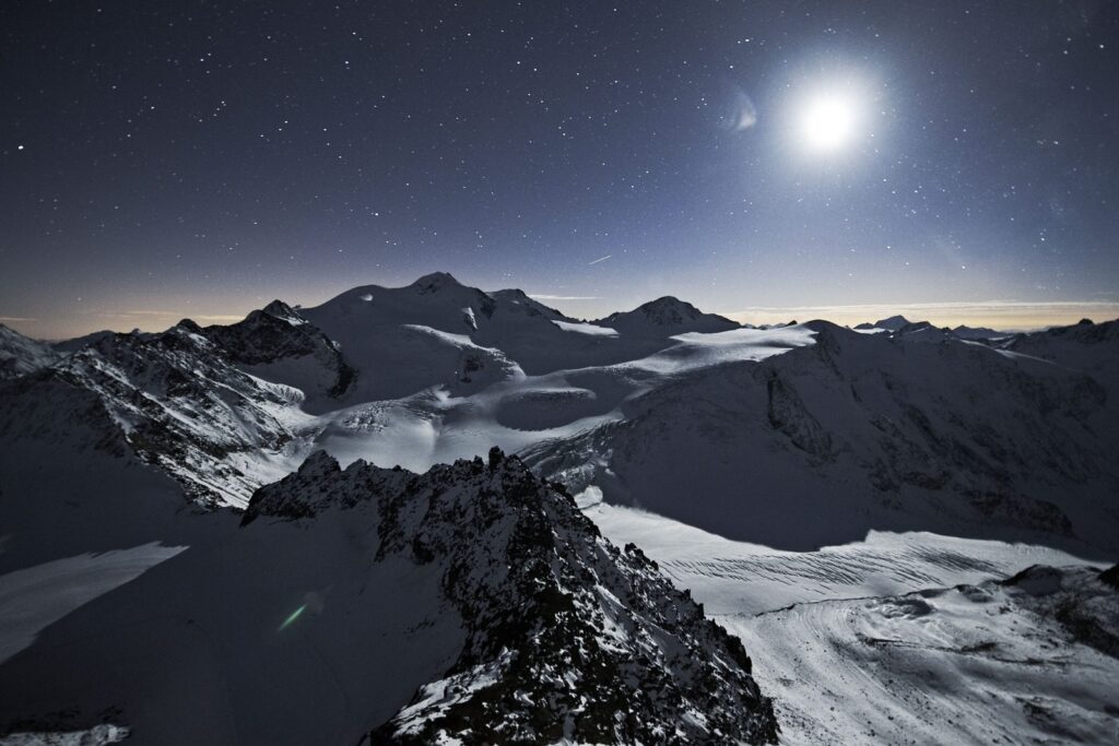 Sternennacht mit Mondlicht über dem Pitztaler Gletscher