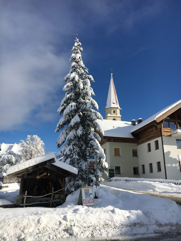 Dorfkirche von Wald im Pitztal im Schnee